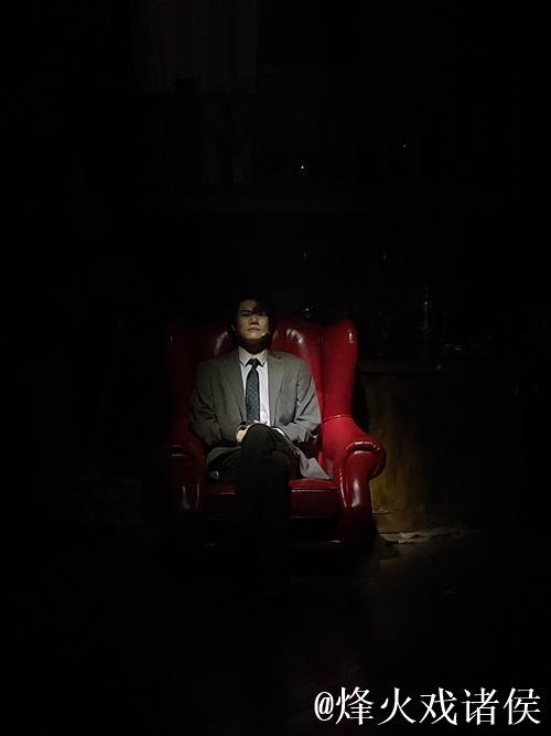 安静中博弈 黑暗中“追光”